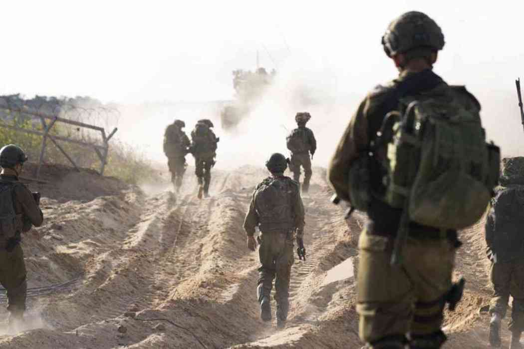 جنود إسرائيليون يطلقون النار على قائدهم في القطاع.. ما القصة؟