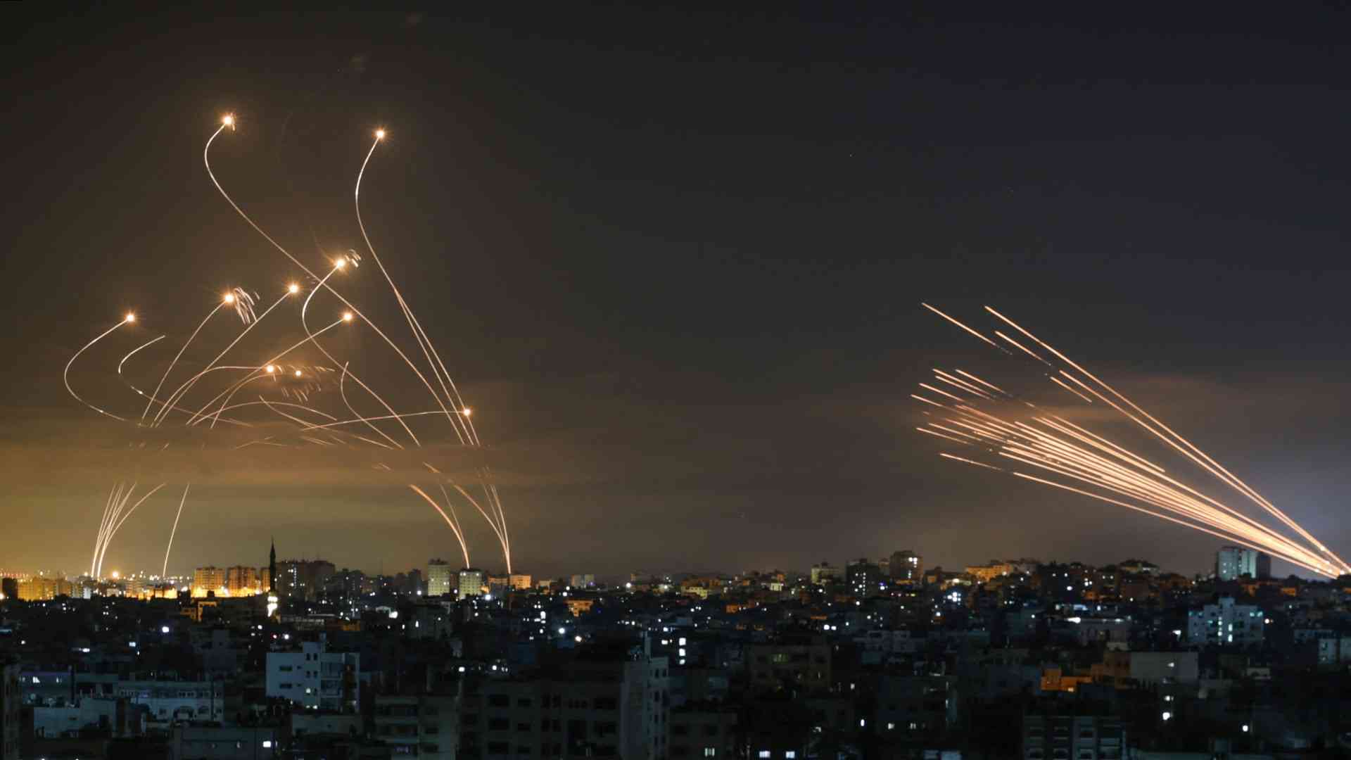 إسرائيل تتعرض الآن لهجوم صاروخي جديد وكبير