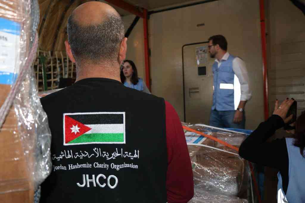 الأردن يرسل طائرة مساعدات طبية جديدة إلى غزة (صور)