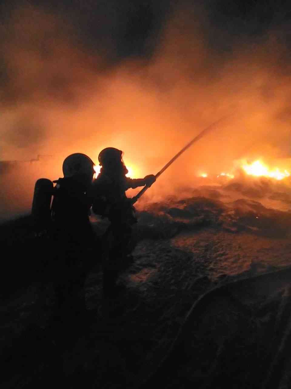 السيطرة على حريق كبير بساحة إطارات مستعملة في عمان