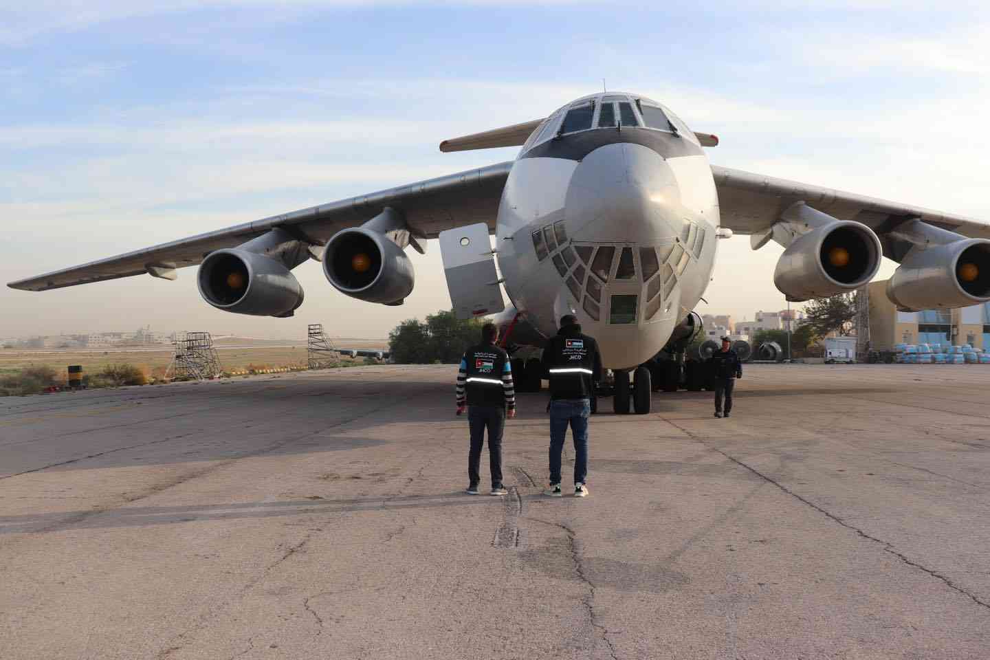الأردن يُرسل طائرة مساعدات إغاثية جديدة إلى غزة (صور)