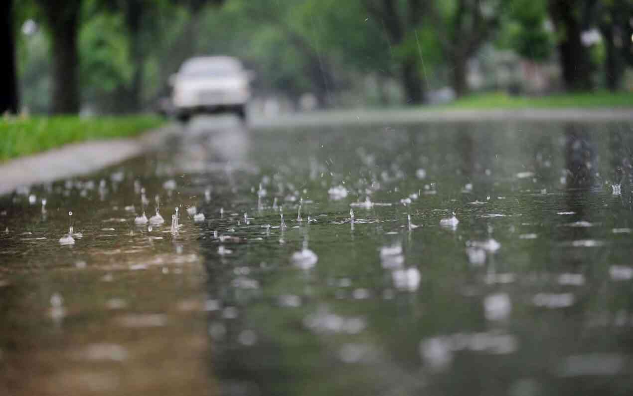 أمطار غزيرة وزخات برد وتحذير من تشكل السيول ليل الثلاثاء