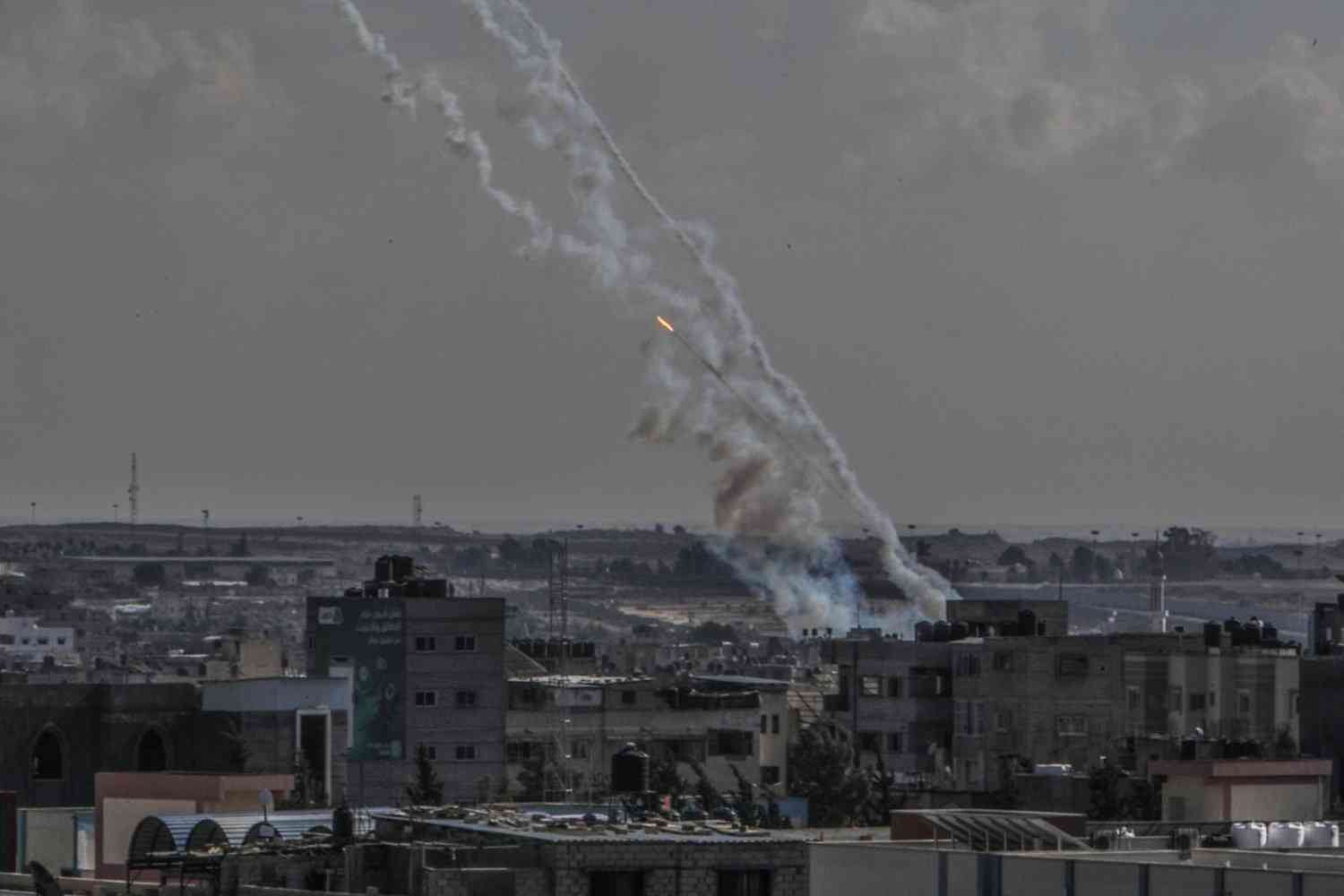 تل أبيب تحت القصف وانفجارات قوية تهز المدينة (فيديو)