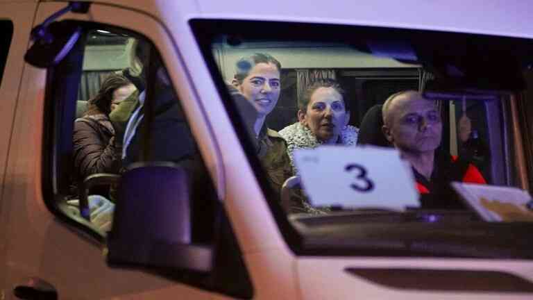 إسرائيليون مفرج عنهم يهاجمون نتنياهو: خشينا تقتلنا