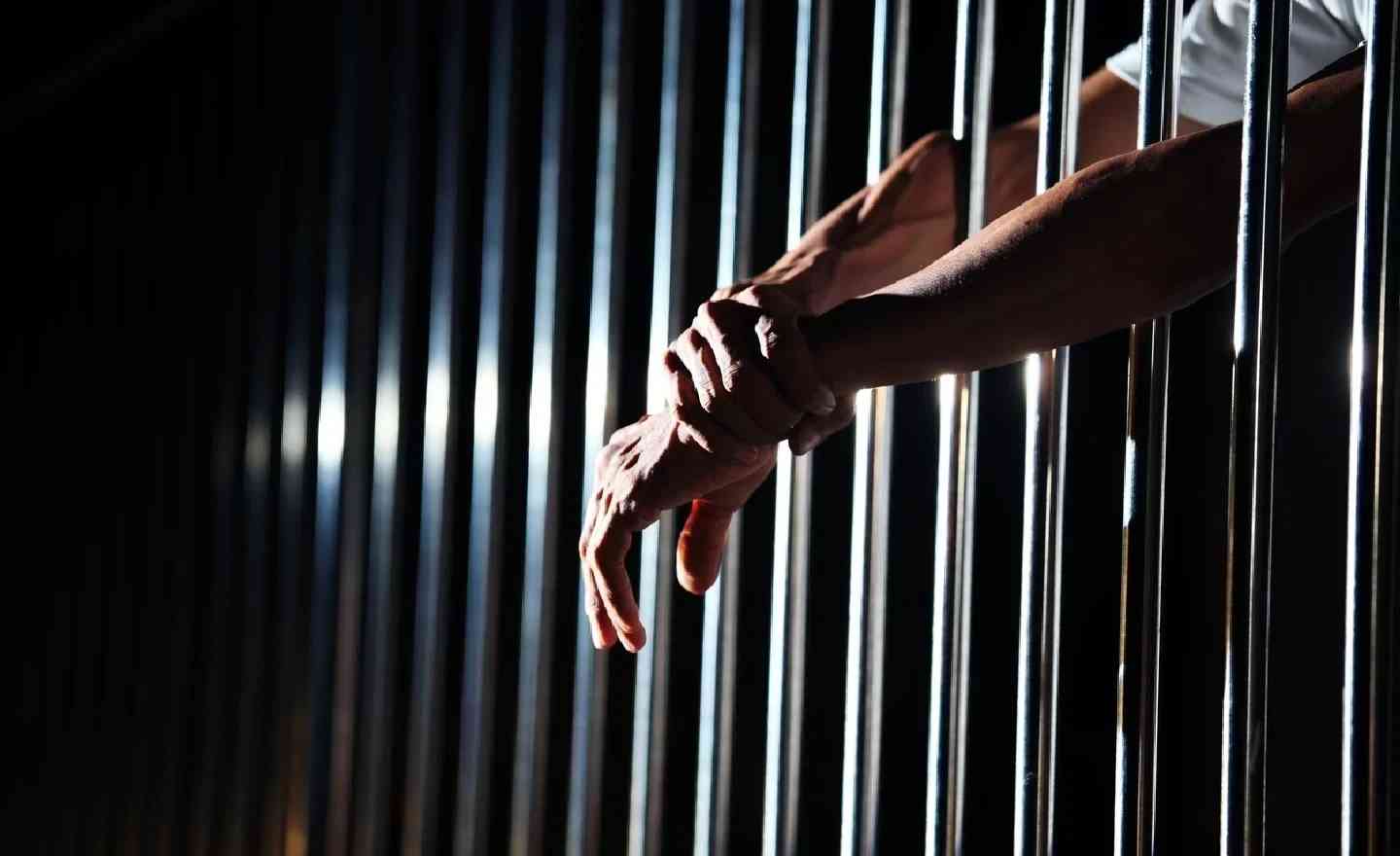10 دنانير تُدخل تاجر مخدرات السجن لـ5 سنوات