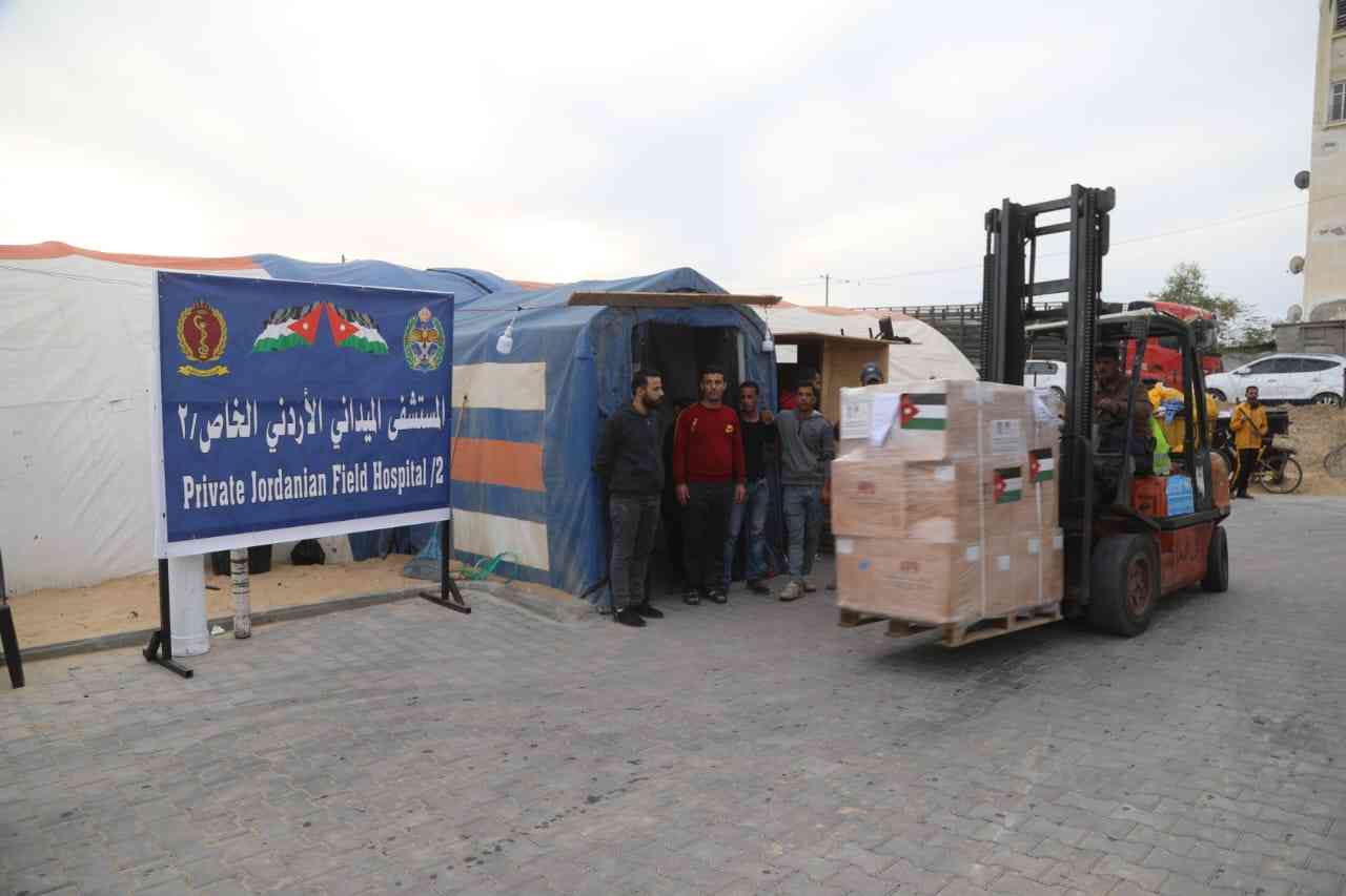 وصول قافلة مساعدات للمستشفى الميداني الأردني جنوبي غزة (صور)