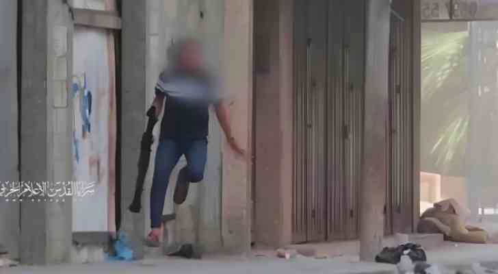 شاهد بالفيديو.. فرحة أحد عناصر سرايا القدس تشعل مواقع التواصل الاجتماعي.. ولعت