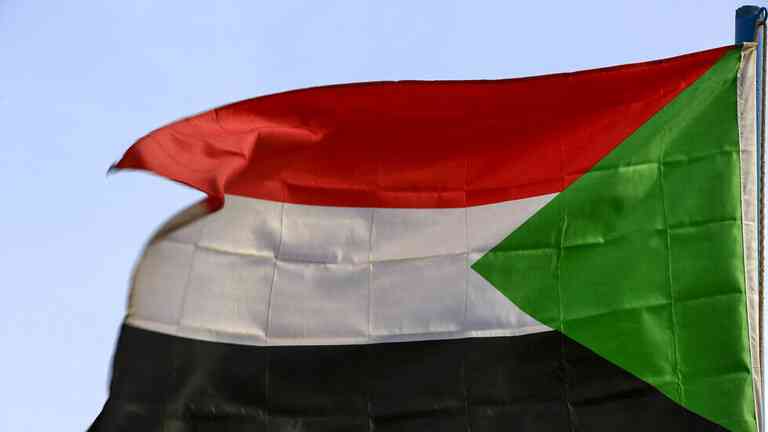 السودان يطرد 15 شخصا من دبلوماسيي الإمارات .. ما القصة؟