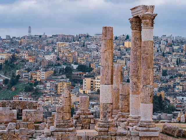 كم عدد الحجوزات السياحية الملغية  في الأردن؟