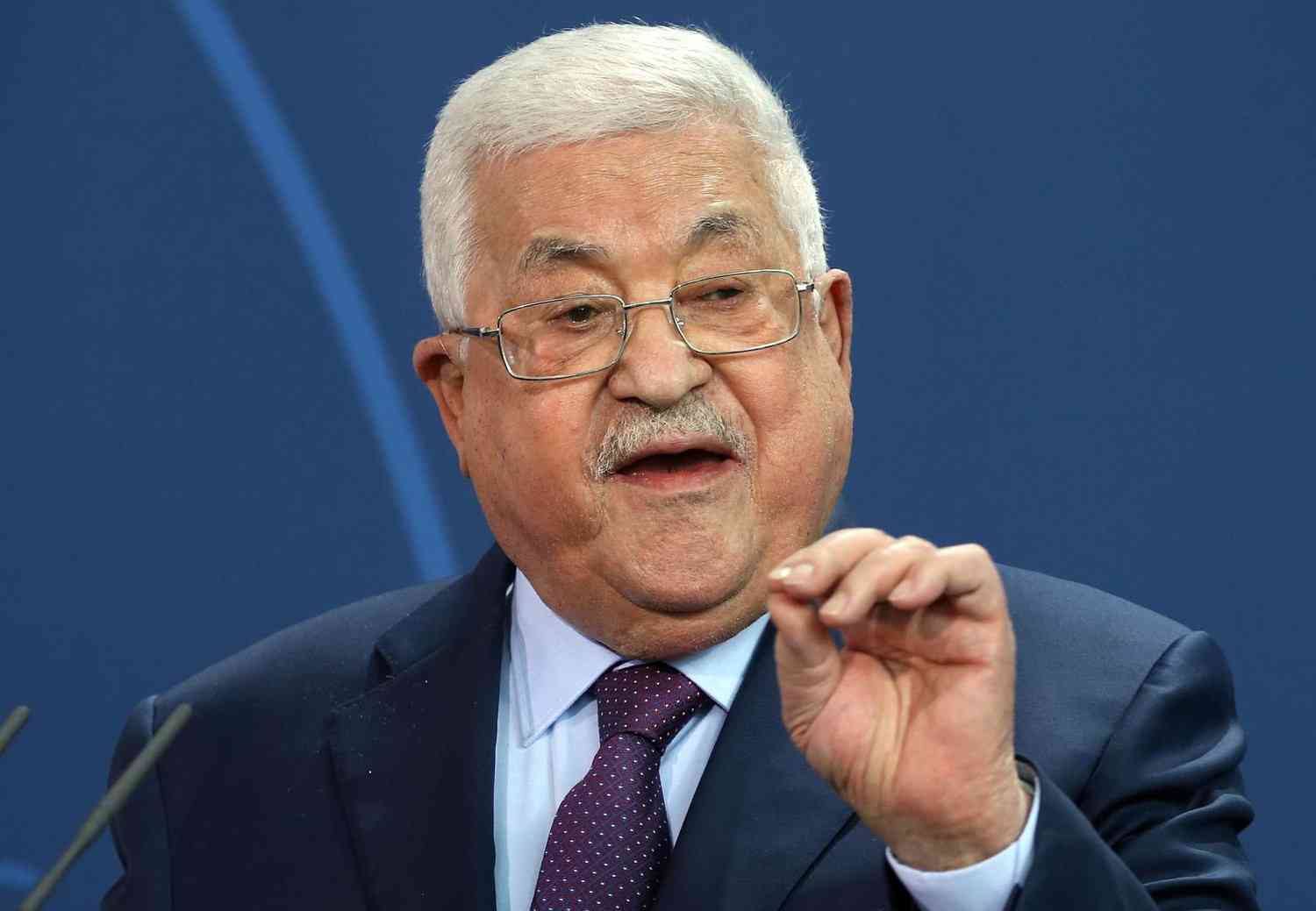 عباس غاضب من قرصنة اموال السلطة