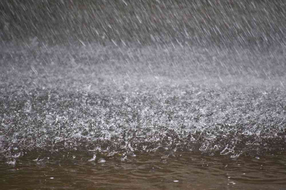 أمطار غزيرة تعم المملكة وسط تحذيرات من تشكل السيول