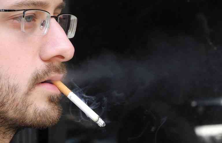 دراسة: التدخين يؤدي إلى انكماش الدماغ