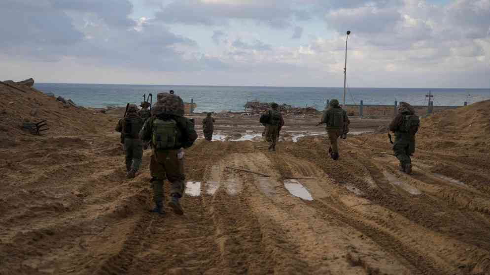 جيش الاحتلال يُقر بمقتل 4 ضباط وإصابة جندي في غزة