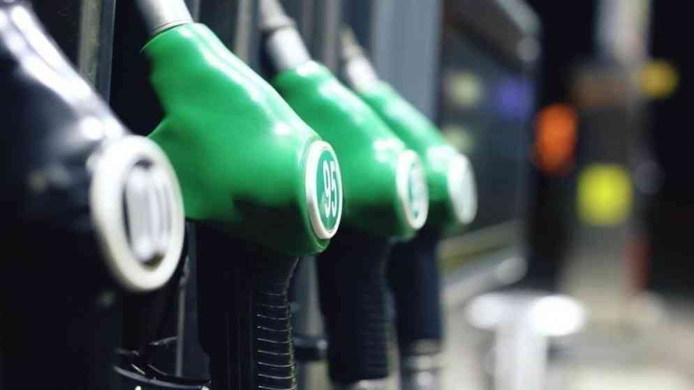الحكومة: انخفاض أسعار البنزين عالميا