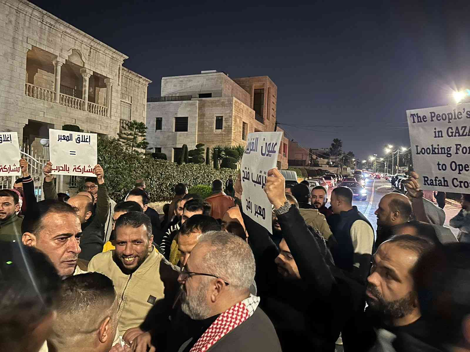 اعتصام ليلي أمام السفارة المصرية في الأردن.. لهذا السبب - صور