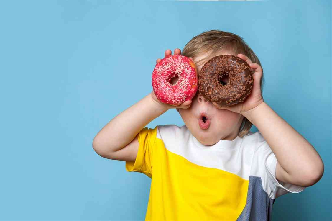 كمية الحلوى التي يمكن للأطفال تناولها في اليوم