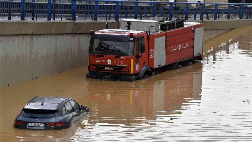 فيضانات تغمر عشرات السيارات في بيروت
