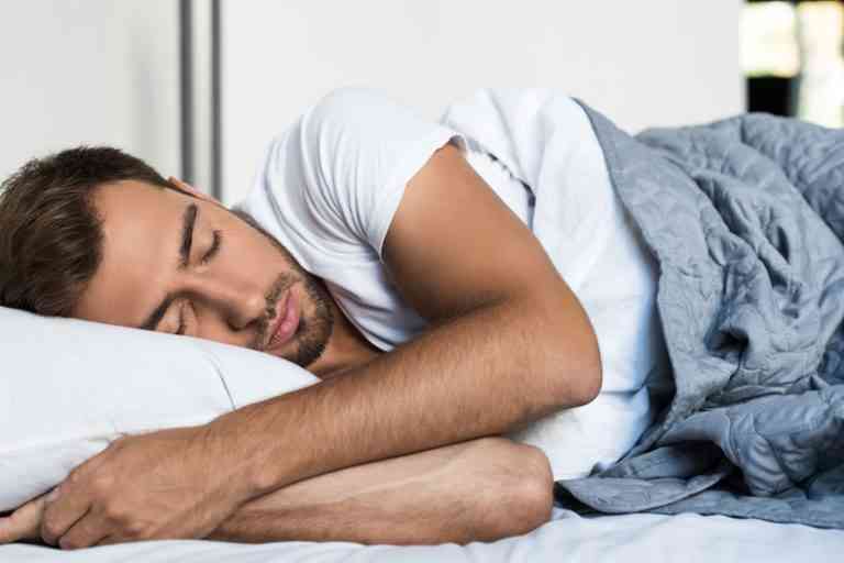 تعرّف على وضعيات النوم الأكثر خطورة على الإنسان