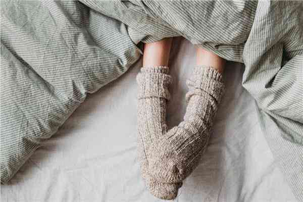 فوائد ارتداء الجوارب أثناء النوم في الشتاء