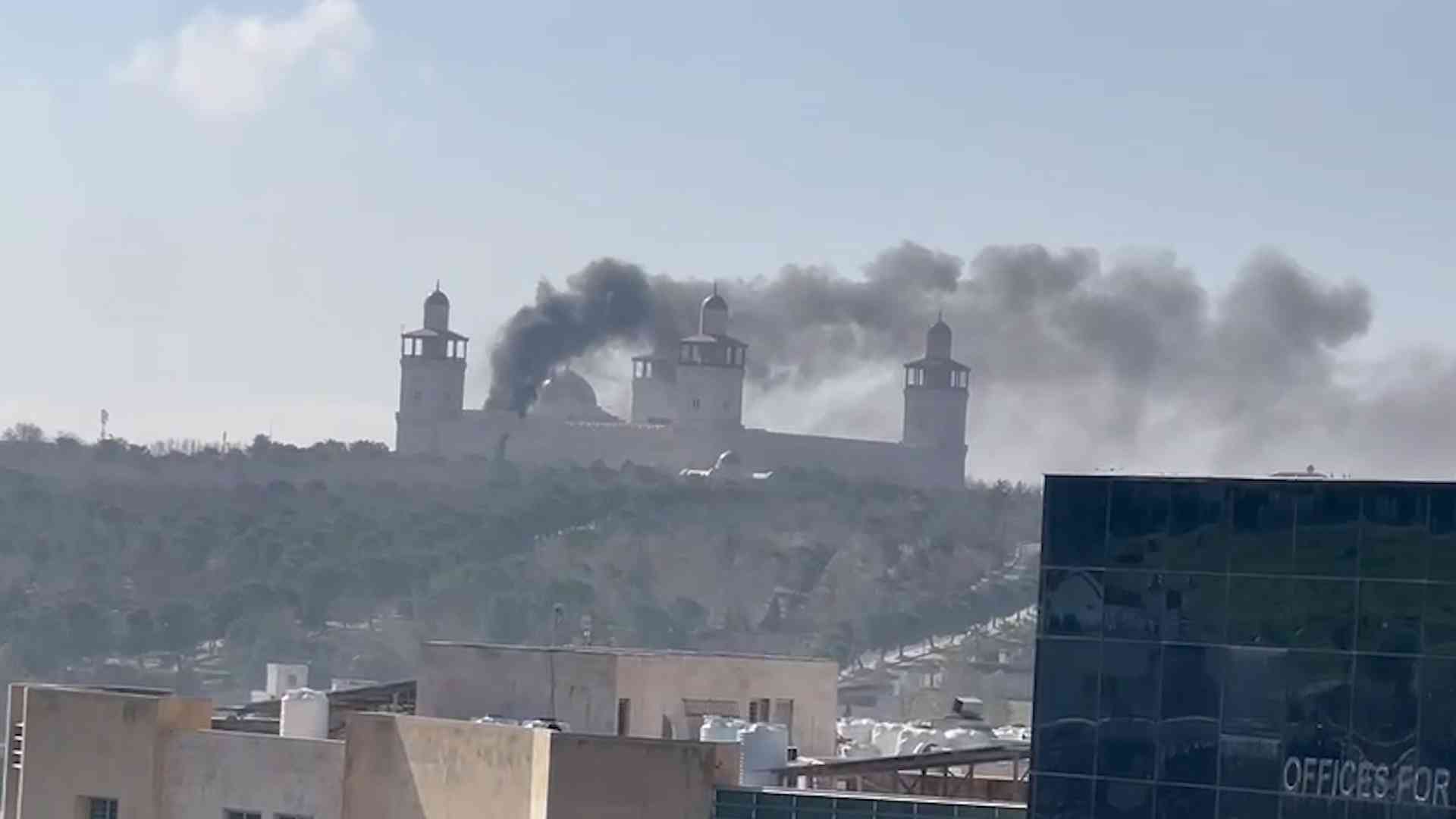 مصدر أمني يكشف سبب أعمدة الدخان بمسجد الملك الحسين (فيديو)