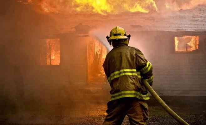 3 إصابات بحريق منزل في إربد