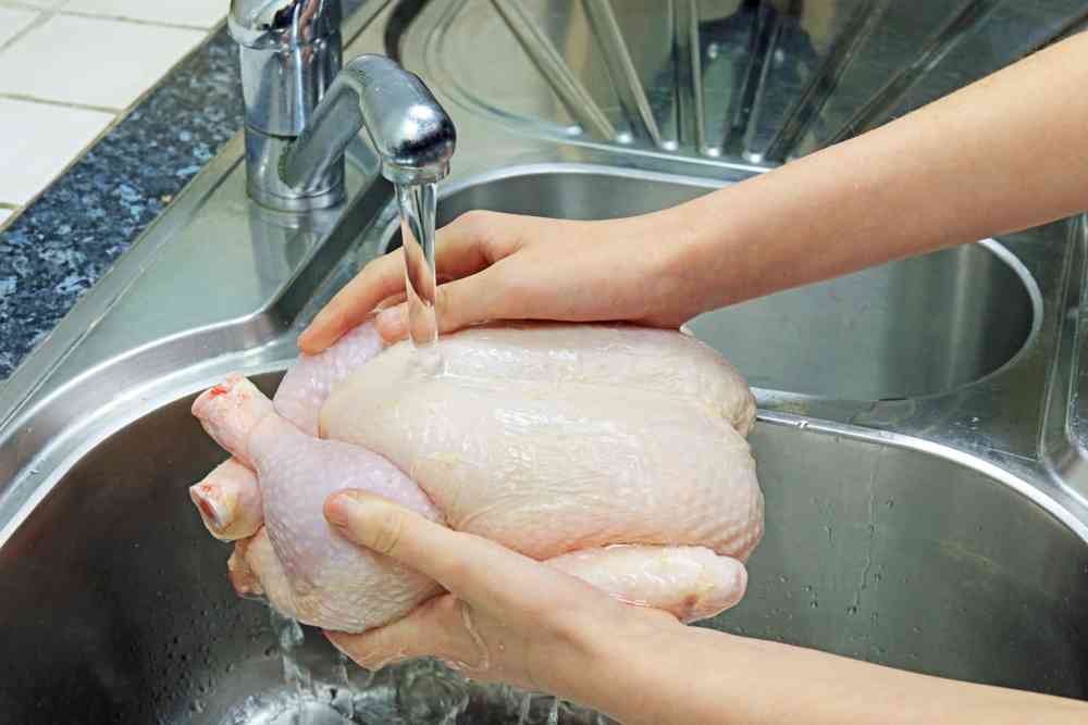 تحذير حقيقي.. لا تغسلي الدجاج قبل الطهي