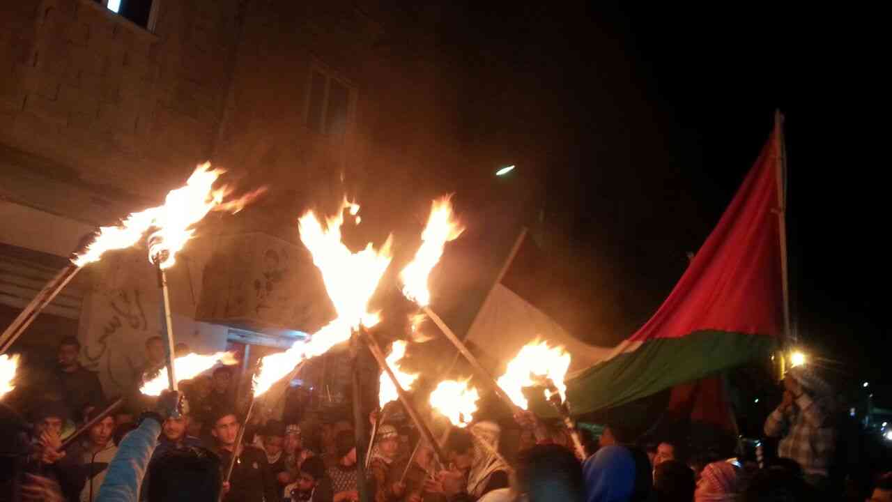 مسيرة بمخيم البقعة تطالب بقطع العلاقات مع الاحتلال