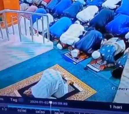 وفاة إمام ساجدا أثناء أداء الصلاة (فيديو)
