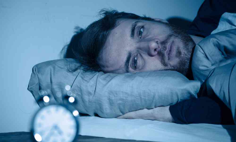 دراسة: تأثيرات طويلة الأمد للنوم المتقطع في منتصف العمر