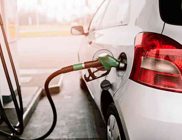 الحكومة: أسعار البنزين بنوعيه ارتفعت عالميا