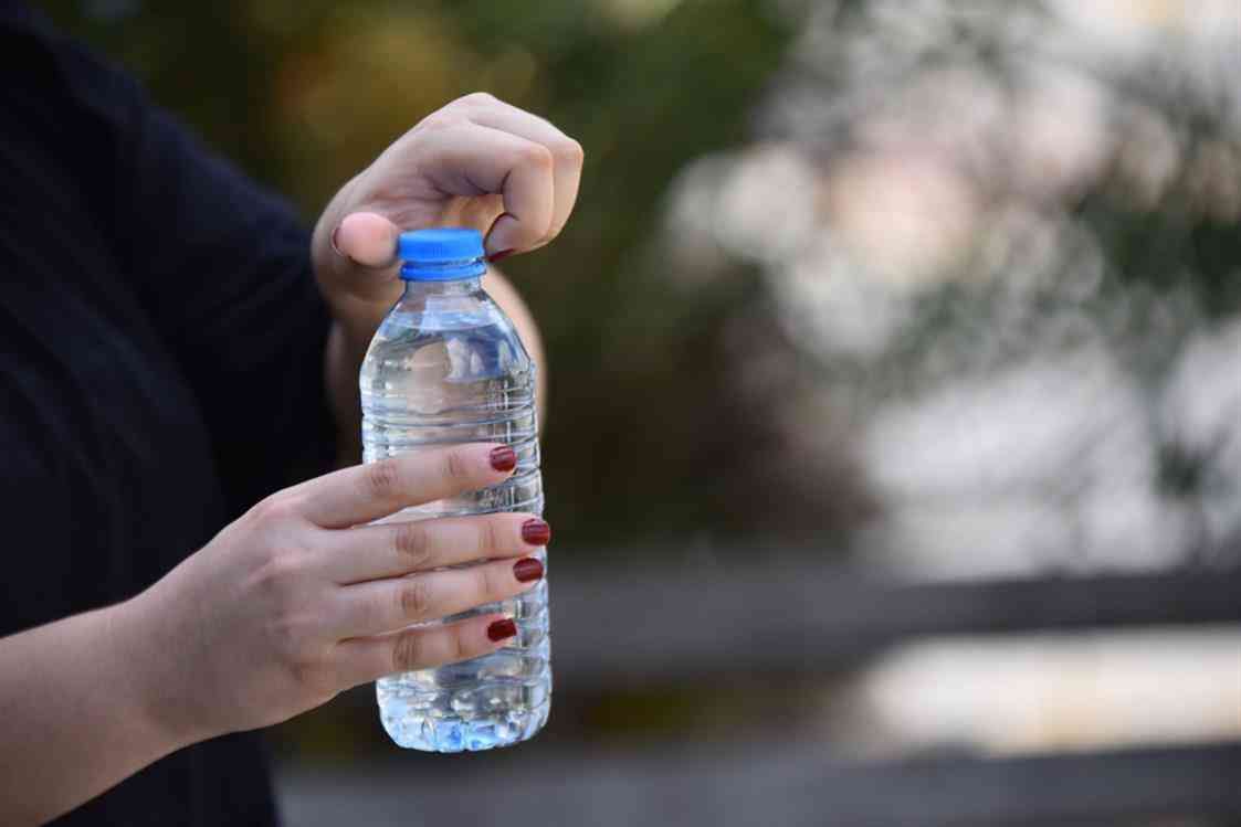 معلومة صادمة حول زجاجات المياه البلاستيكية