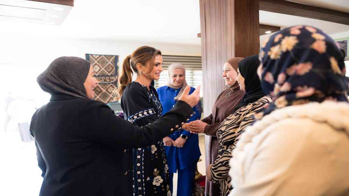الملكة رانيا تطلع على تجارب سيدات وشباب وادي موسى