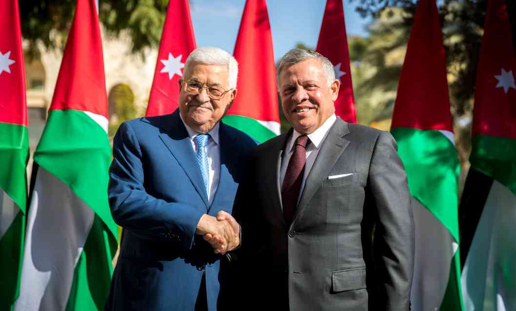 الملك يستقبل الرئيس الفلسطيني لدى وصوله العقبة
