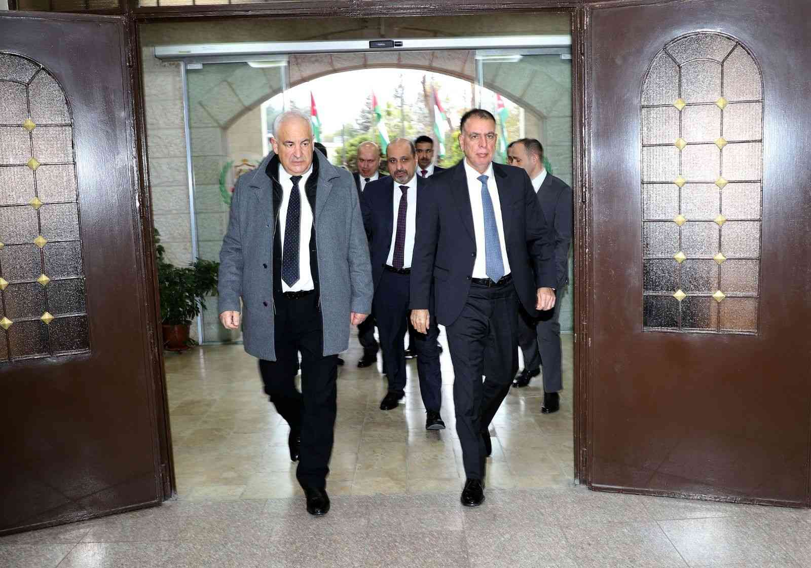 وزير الداخلية يبحث الاوضاع الجارية مع نظيره الفلسطيني (صور)