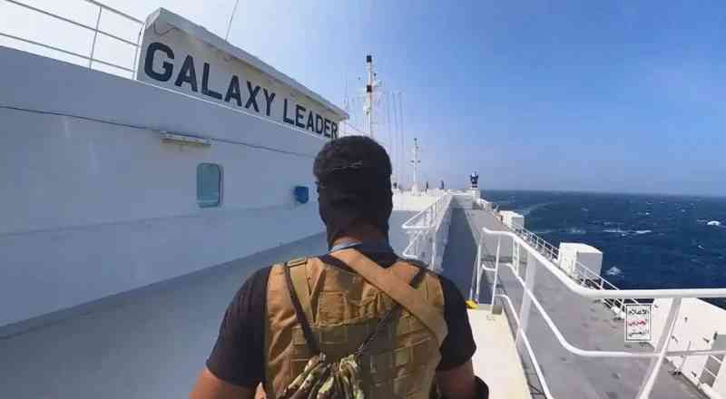الحوثيون يستهدفون سفينة يونانية متجهة لإسرائيل
