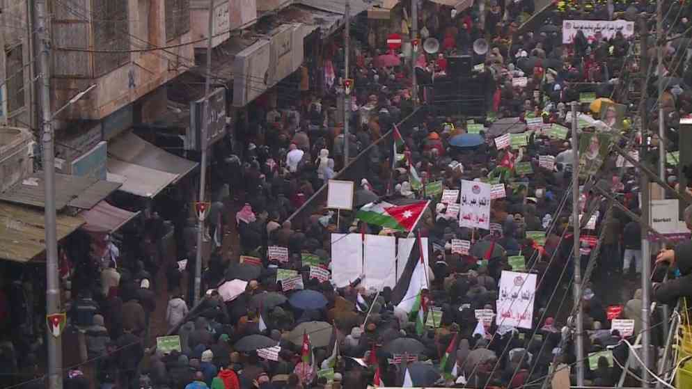 حشود في البلد يطالبون بكسر الحصار عن غزة