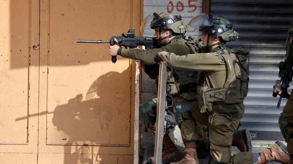 قوة إسرائيلية خاصة تغتال 3 فلسطينيين داخل مستشفى في جنين