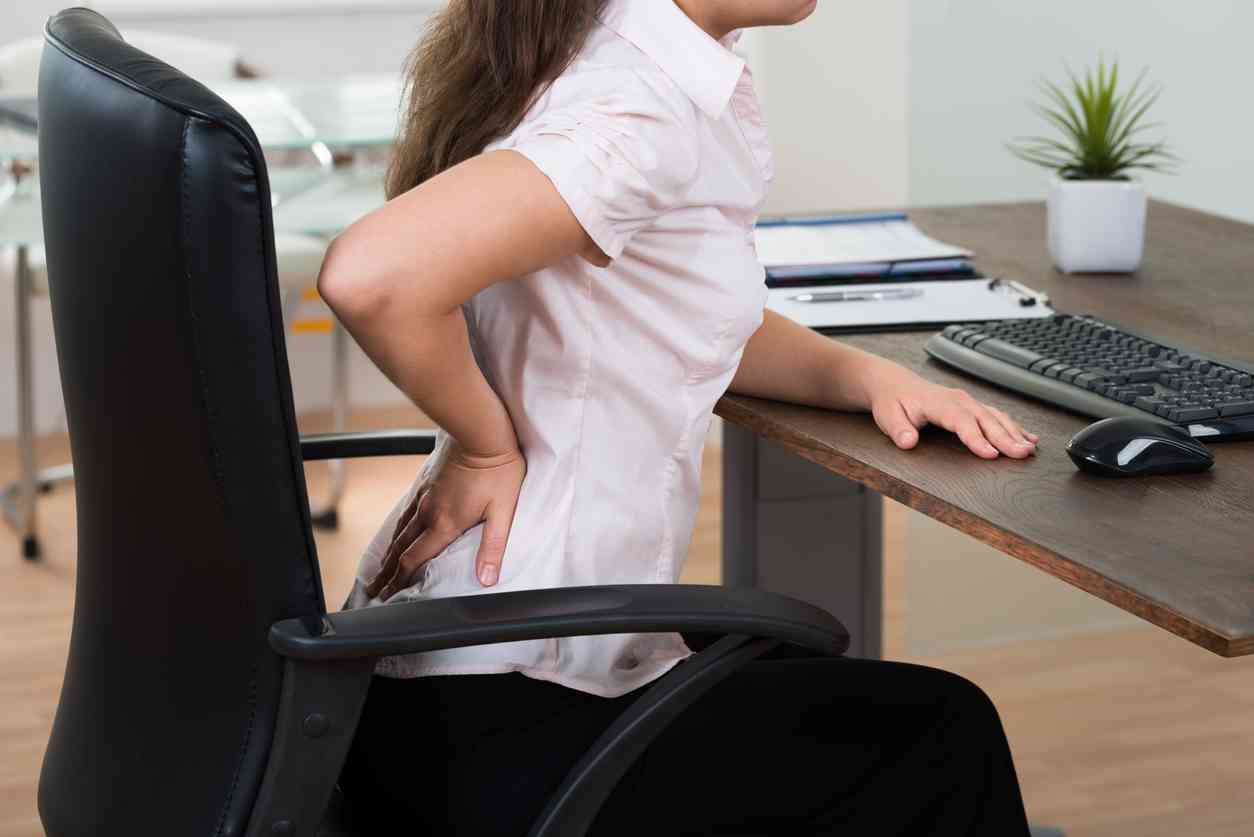 حيلة بسيطة تجنبك مخاطر الجلوس الطويل في العمل