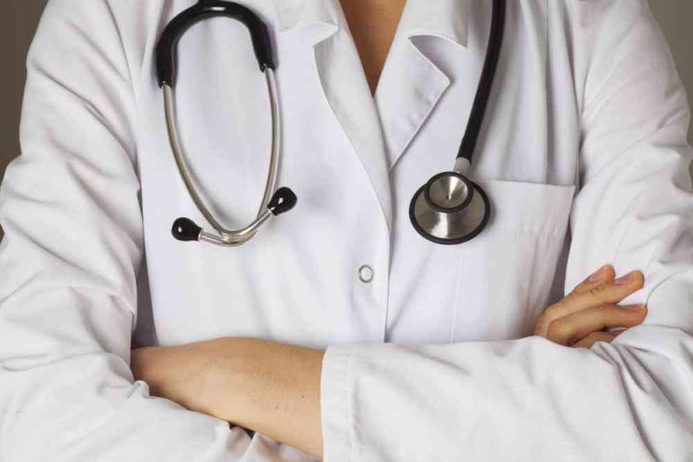 نظام البصمة يفجر أزمة بين نقابة الأطباء ووزارة الصحة