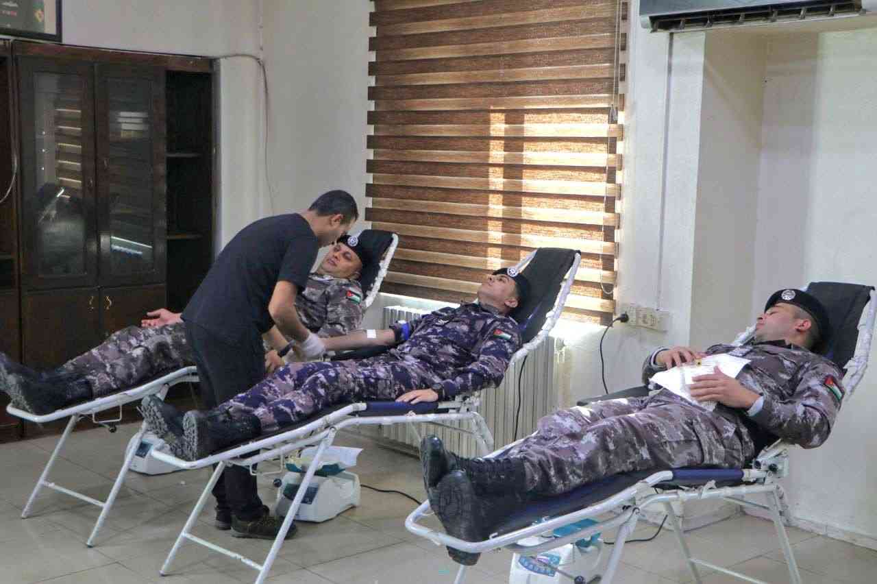 بعيد ميلاد الملك.. مديرية الأمن تنظّم حملة تبرع بالدم (صور)