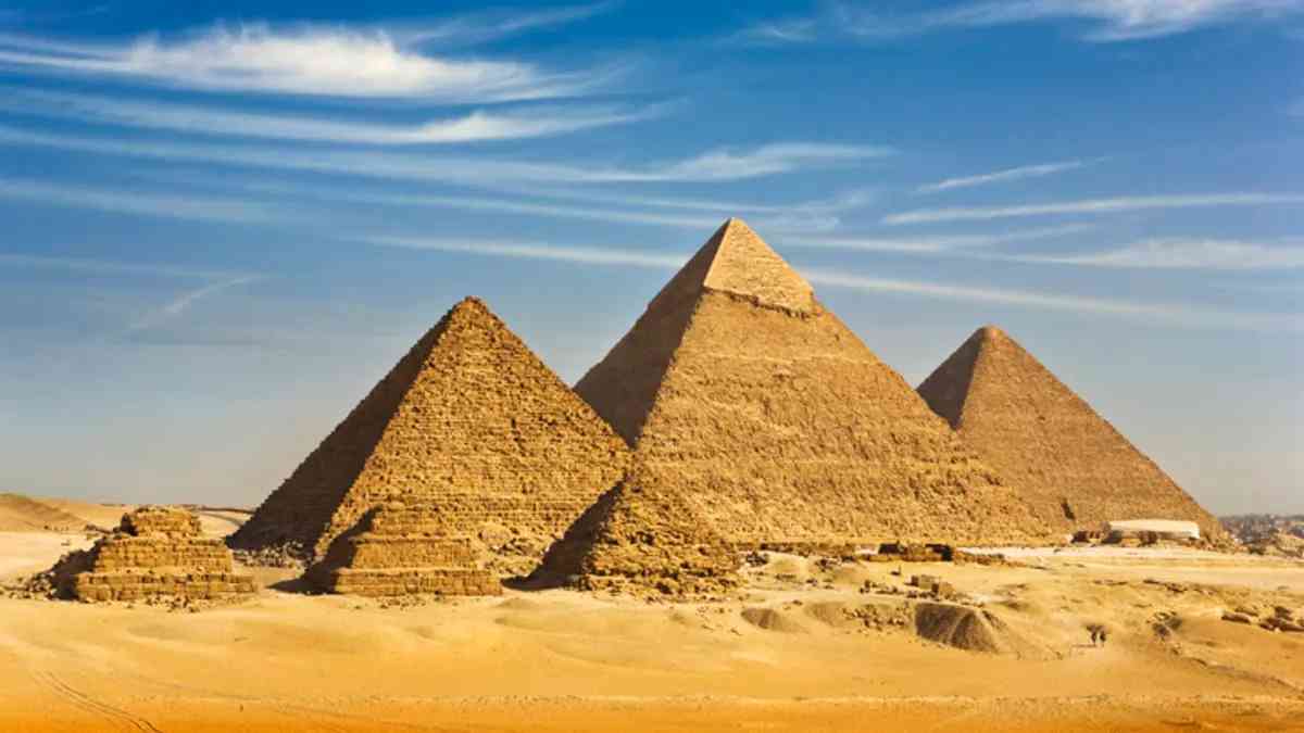 مشروع يهدد الأهرامات يثير عضب شعبي في مصر