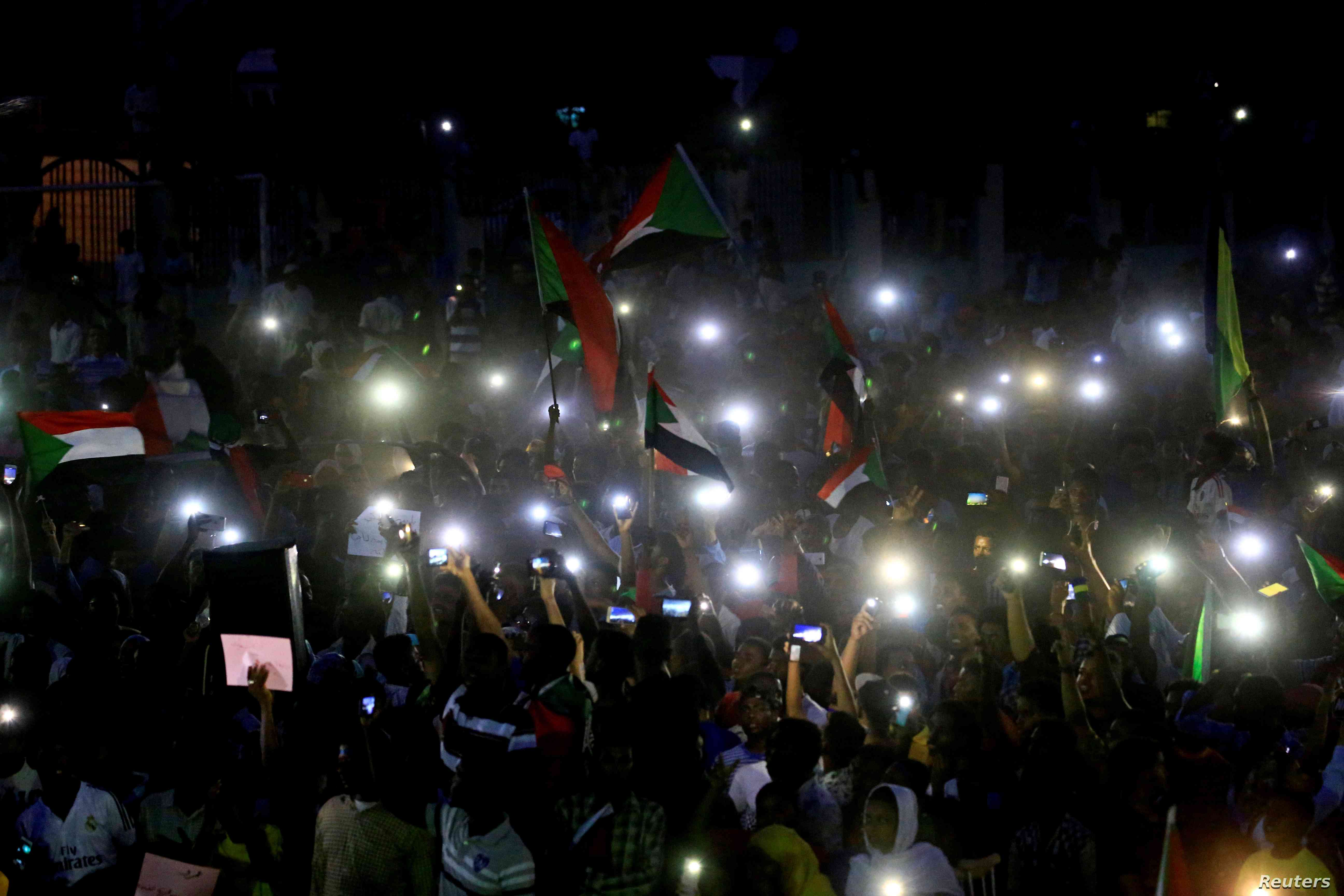 السودان يغرق في ظلام رقمي