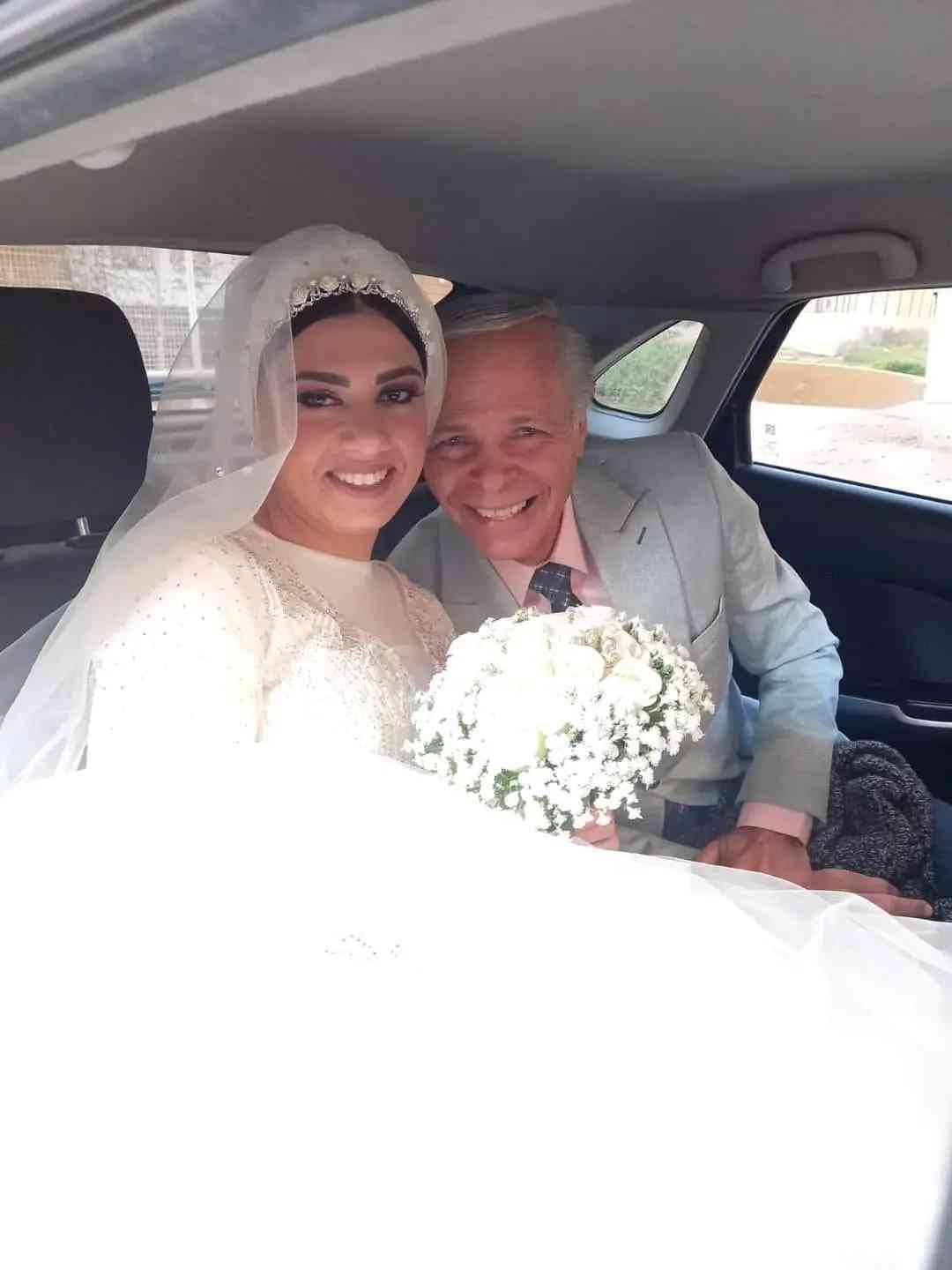 بالصور.. فنان مصري يتزوج في عمر الـ69 ويثير جدلا