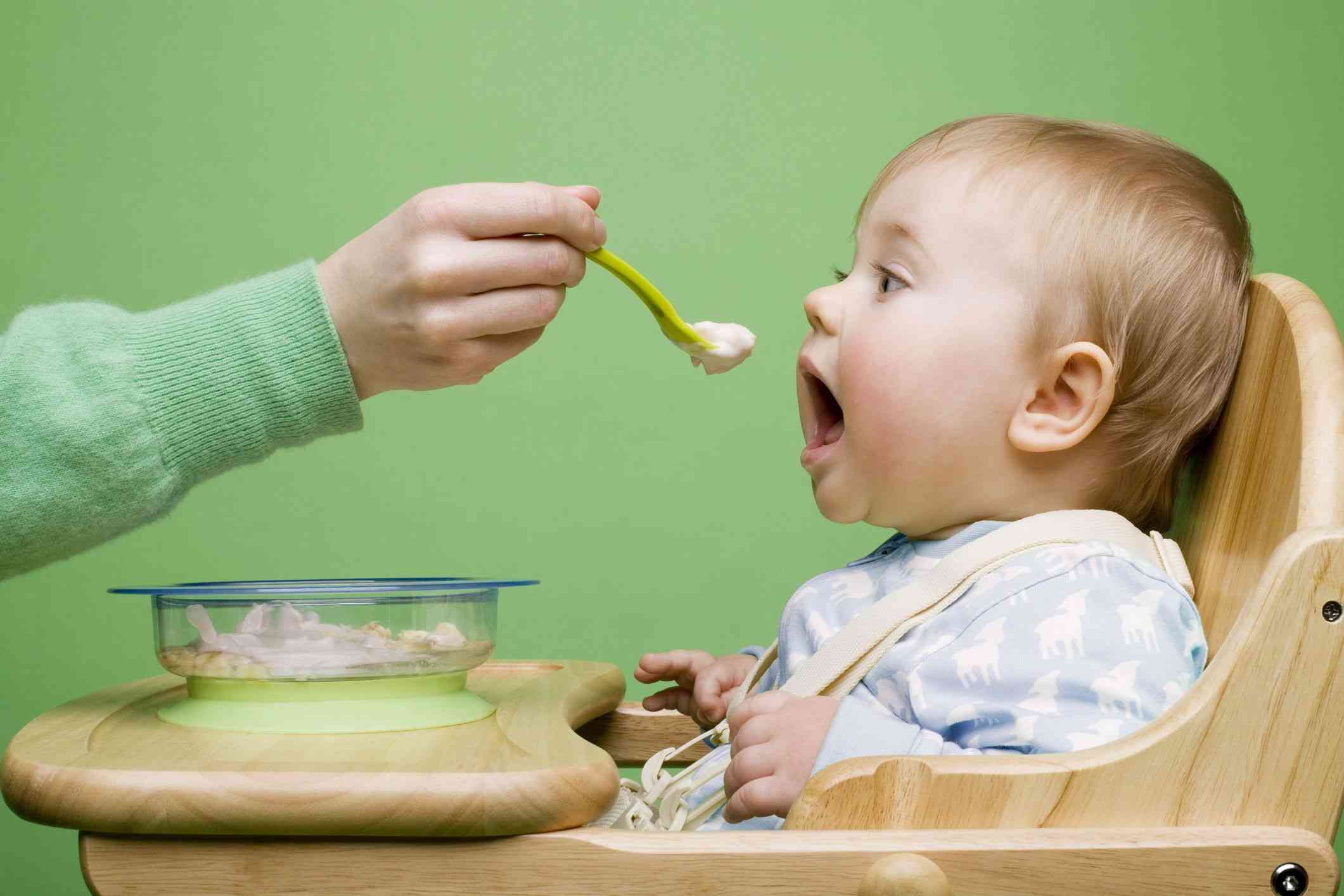 5 أطعمة ممنوعة عن الطفل في عامه الأول