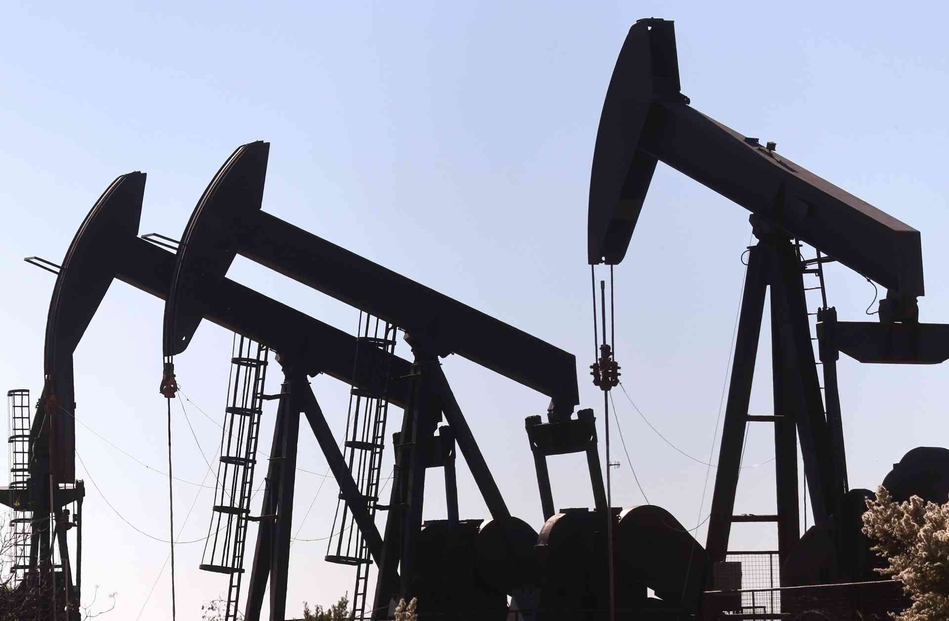 أسعار النفط تتجه لتسجيل خسائر أسبوعية