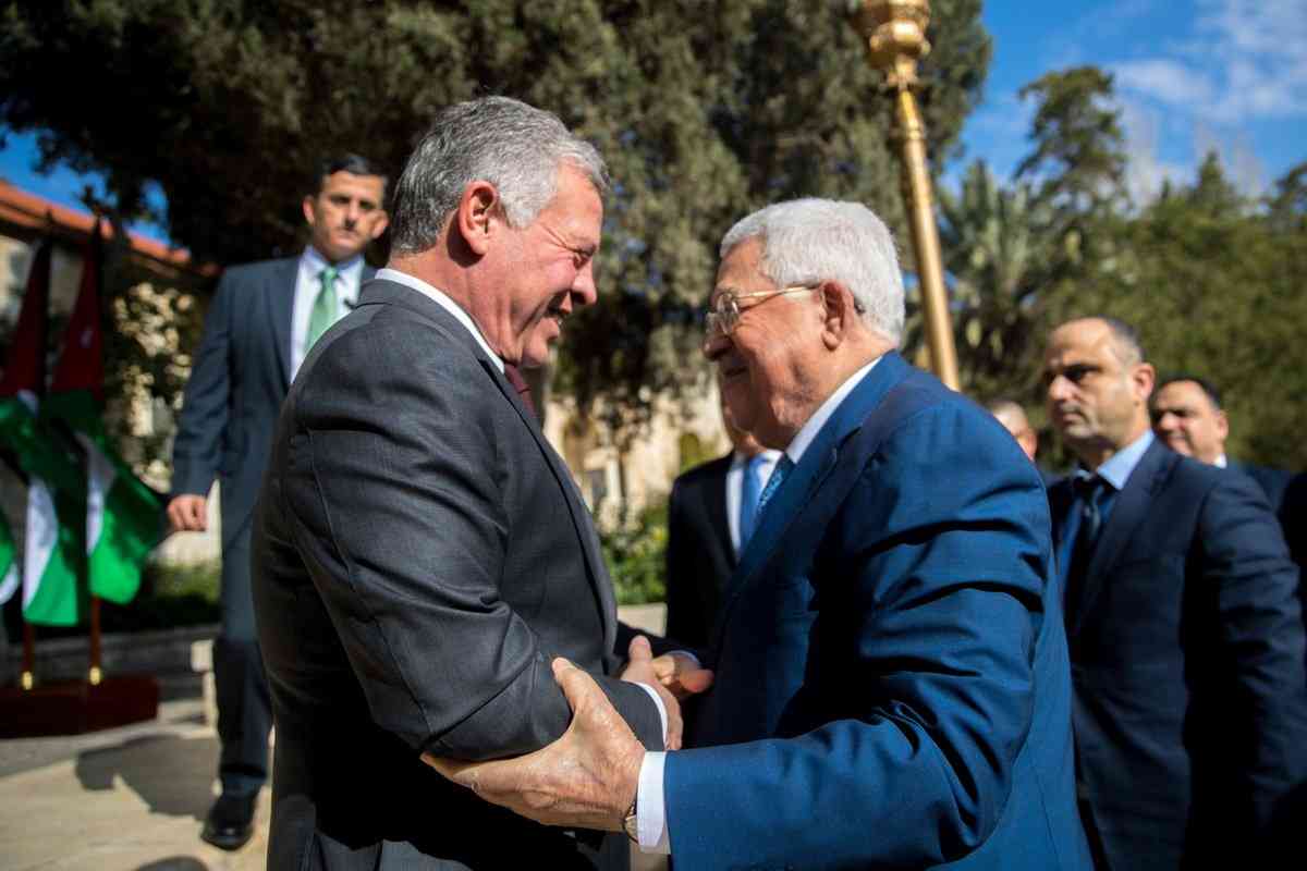 الملك يلتقي عباس اليوم.. ومصادر تؤكد استقالة اشتية