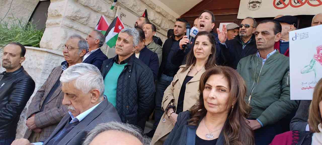 صحفيو الأردن يتضامنون مع الزملاء في فلسطين (صور)