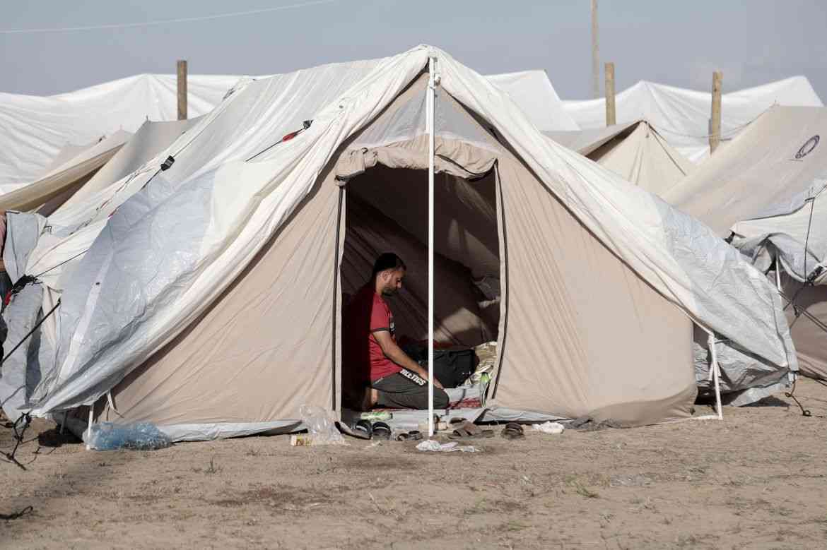 نقابة المهندسين تسلم 400 خيمة لإيواء أهل القطاع