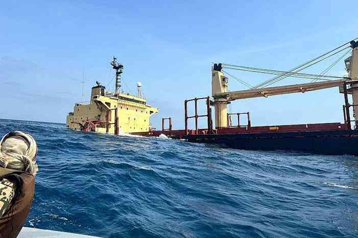 غرق سفينة بعد استهدافها قبالة سواحل اليمن