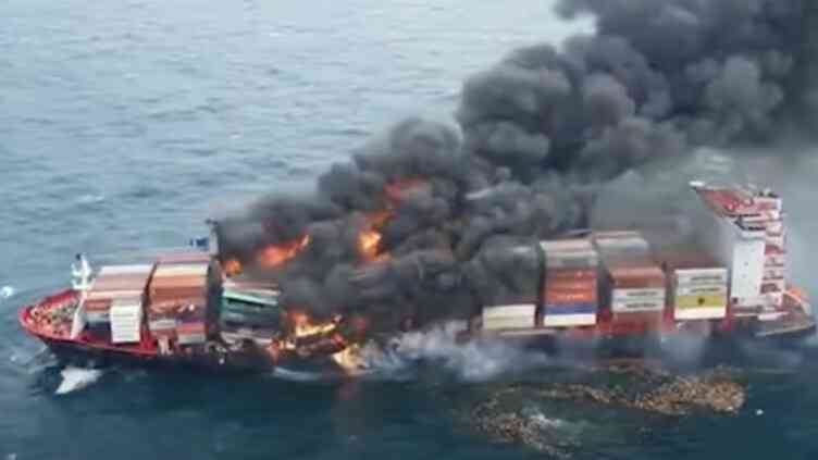 سفينة إسرائيلية تحترق في البحر الأحمر